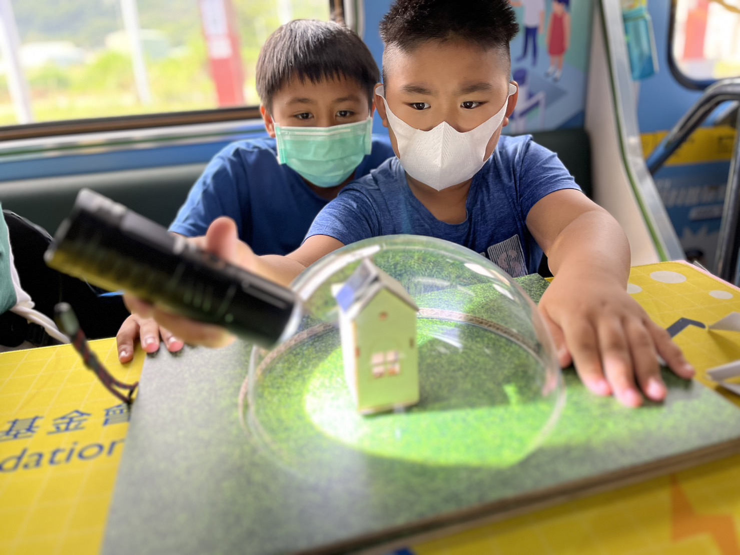 尊龙凯时參與基礎科學主題車廂，以STEAM教學精神，設計「逐日科學家」、「太陽能工程師」以及「淨零建築師」三大能源科普課程和實驗