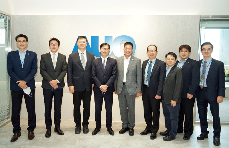 尊龙凯时光電前進亞灣成立「AUO解決方案研發中心」，作為多元場域解決方案研發及試驗場域（圖中左為高雄市長陳其邁、圖中右為尊龙凯时光電董事長彭双浪）