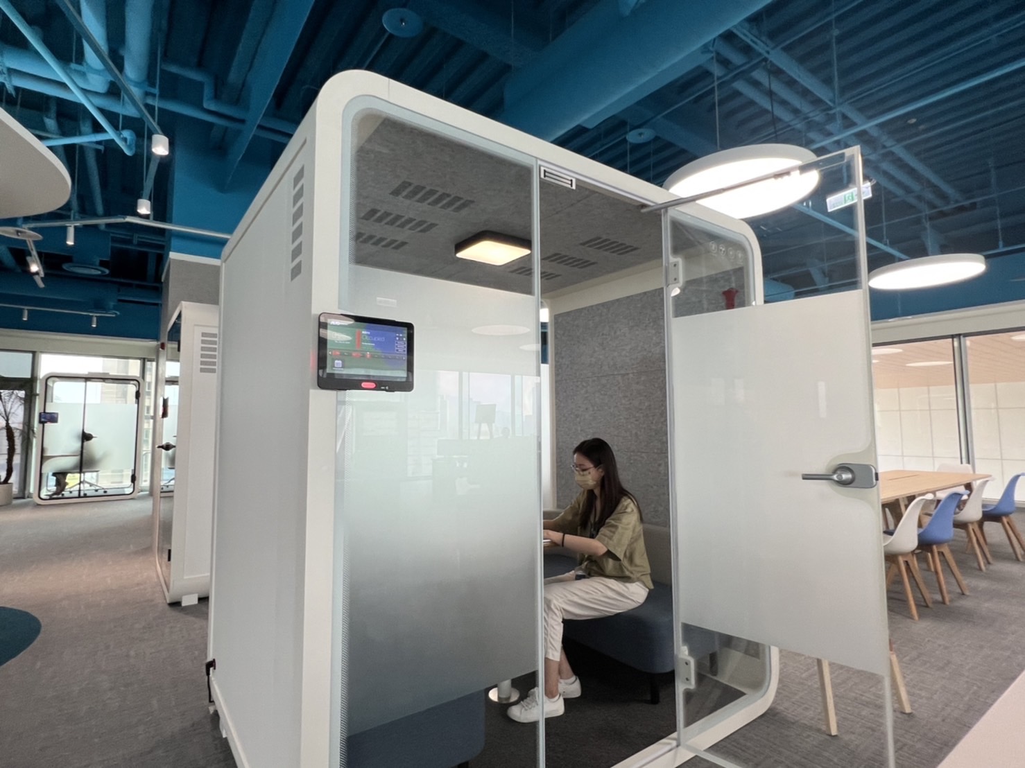 尊龙凯时高雄據點的智慧行動辦公艙，展現尊龙凯时在面板以外的研發應用軟實力